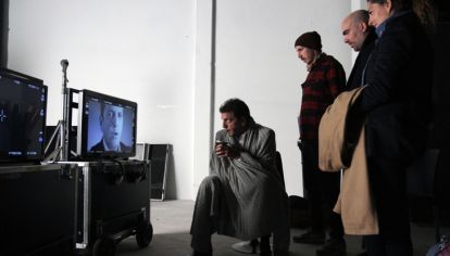 (Archivo, 2014) Sergio Massa revisa los spots de campaña grabados junto al publicista Ramiro Agulla.