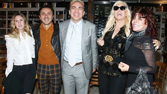 De fiesta. Susana recibió el premio KCAA y fue a la cena que organizó. Junto a Verónica Castro, los hijos de ella: Cristian y Michel Castro, y su nuera.