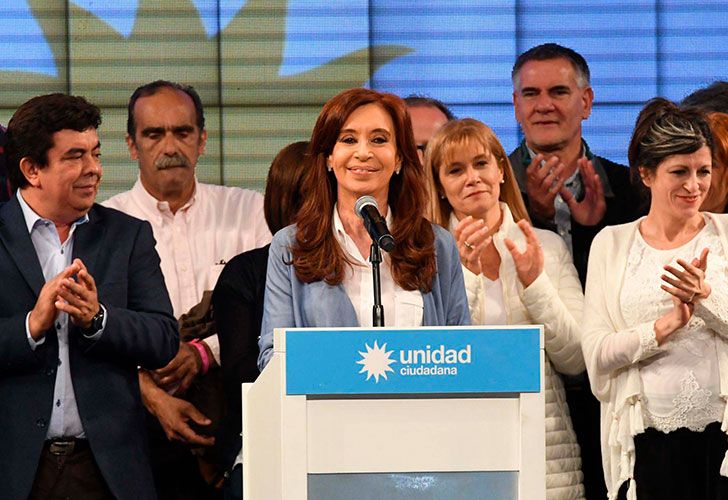 La candidata a senadora por Unidad Ciudadana Cristina Fernández de Kirchner realiza declaraciones durante el cierre de las elecciones legislativas 2017.