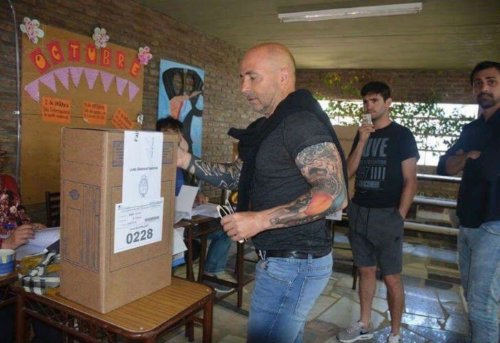 Jorge Sampaoli votó en su Casilda natal. 