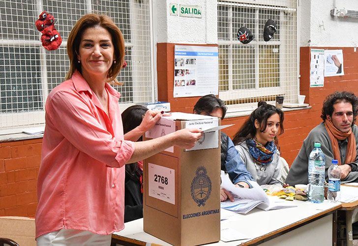 Débora Pérez Volpin, candidata a legisladora porteña por Evolución, emite su voto en la escuela República de Guatemala del barrio de Caballito.