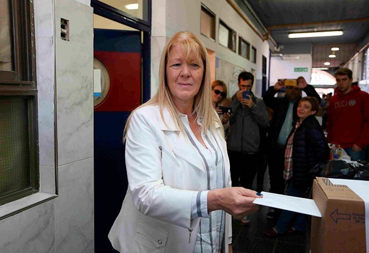 La diputada y candidata a senadora nacional por 1País en la provincia de Buenos Aires, Margarita Stolbizer, emite su voto en el Instituto William Morris de Morón.