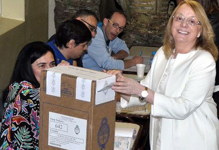 La gobernadora de la provincia de Santa Cruz Alicia Kirchner Emitiendo su Voto