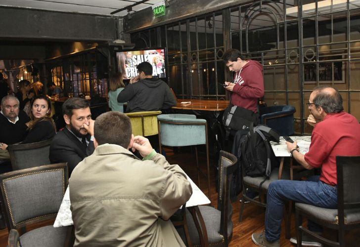 Los periodistas en bunker de Cumplir esperan los primeros resultados