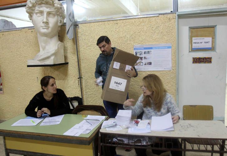 Fiscales Preparando las mesas al inicio de las Elecciones legislativas 2017