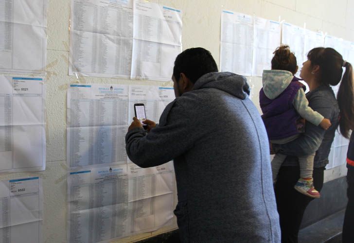 Un elector buscando en el padrón en el inicio del las legislativas 2017