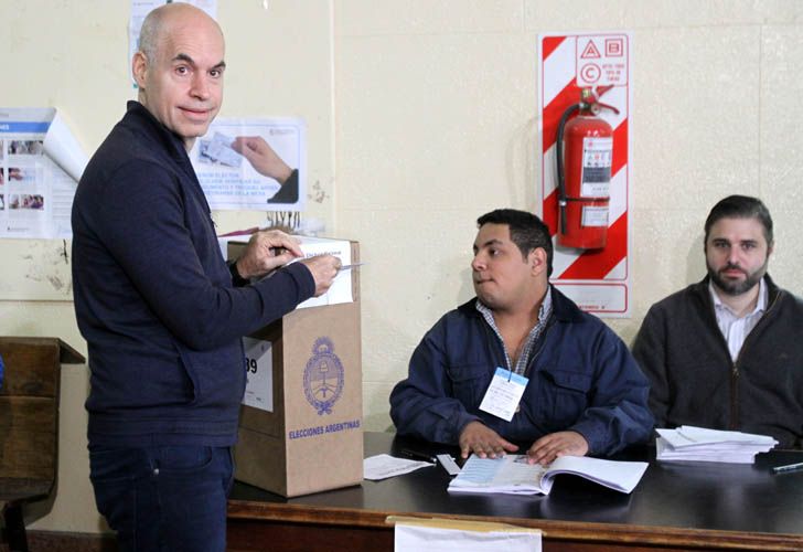 El jefe de Gobierno de la Ciudad de Buenos Aires, Horacio Rodríguez Larreta, emite su voto para las elecciones legislativas, en una mesa ubicada en la Facultad de Derecho.