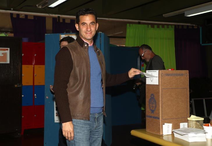 El economista Matías Tombolini, candidato a diputado nacional del Frente 1País en la Ciudad de Buenos Aires, emitió su voto en la Escuela Rosario Vera Peñaloza.