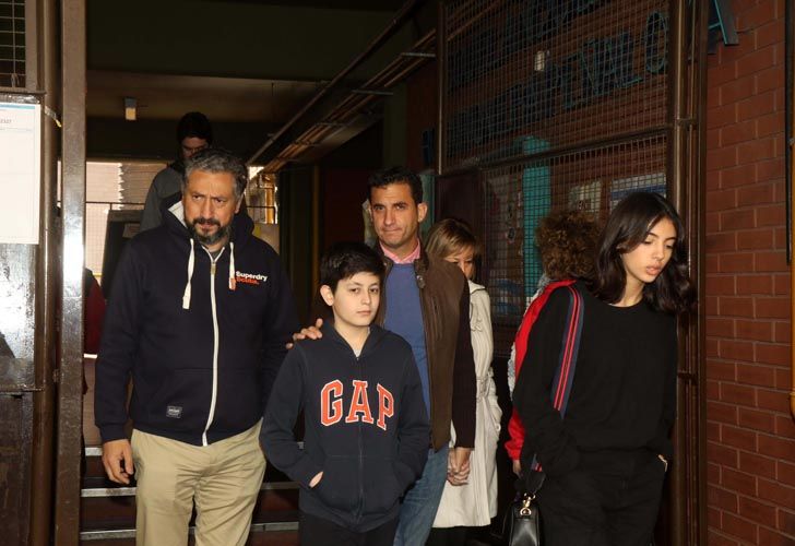 Matias Tombolini y familia luego de votar en la Escuela Rosario Vera Peñaloza