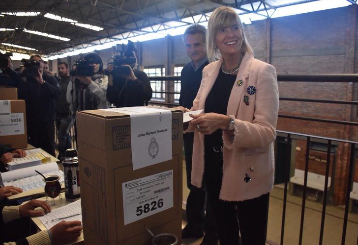 Alejandra Rodenas, emitiendo su voto.