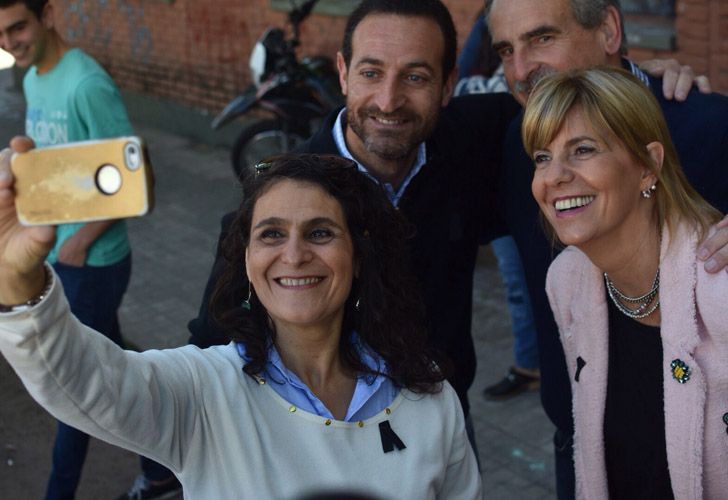 Alejandra Rodenas, selfie con votantes