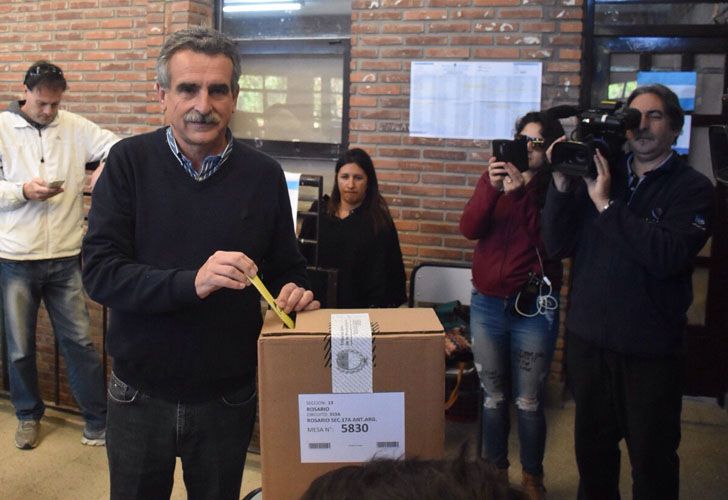 Agustín Rossi Emitiendo su voto