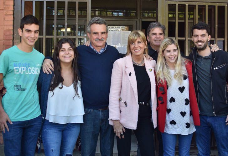 Los candidatos a diputados nacionales por el frente Unidad Ciudadana, Agustín Rossi y Alejandra Rodenas, votaron en el mismo lugar, en la Escuela de Enseñanza Secundaria Orientada n° 409. Los candidatos junto a sus hijos.