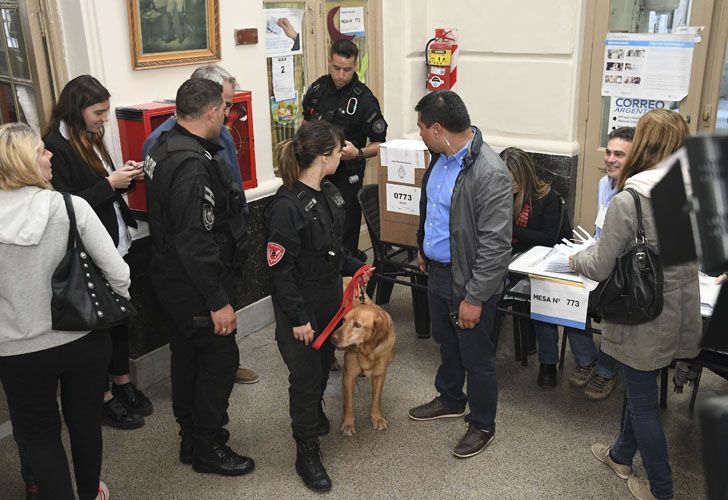 Descripción:La Policía de la Ciudad, a través de un can, realizó un operativo anti bomba en la Escuela N°3 Onésimo Leguizamon del barrio de Recoleta para garantizar la seguridad en el sufragio de la candidata a diputada Elisa Carrió.