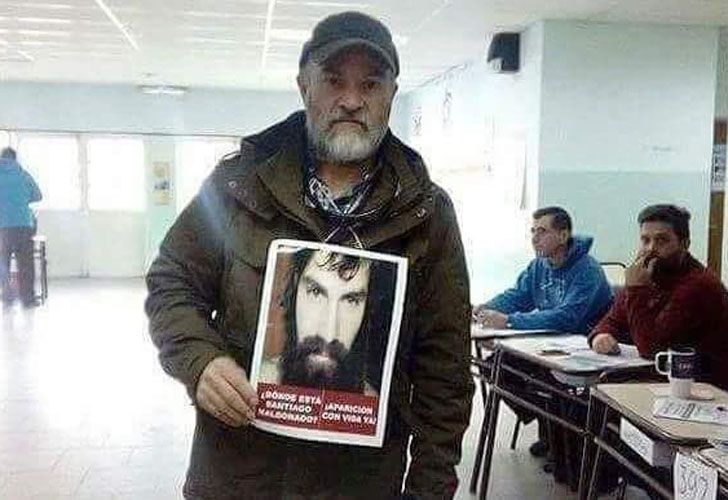 segio maldonado con la foto de su hermano en el colegio donde emite su voto.