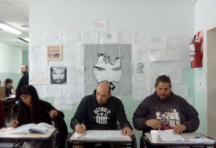 Los carteles lo recordaron, en la escuela donde tendría que haber votado y el resto del país