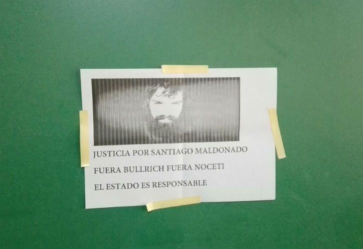 Los carteles lo recordaron, en la escuela donde tendría que haber votado y el resto del país