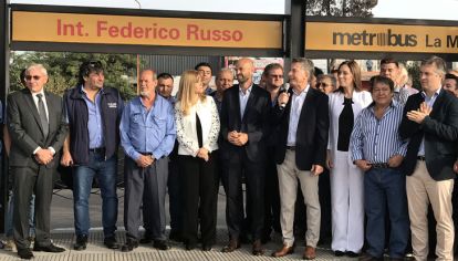 Macri, acompañado de candidatos propios, inaugura una obra pública.