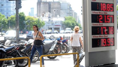 IMPACTO. Los surtidores se adaptarán a una nafta que también en la súper empezará con 2.