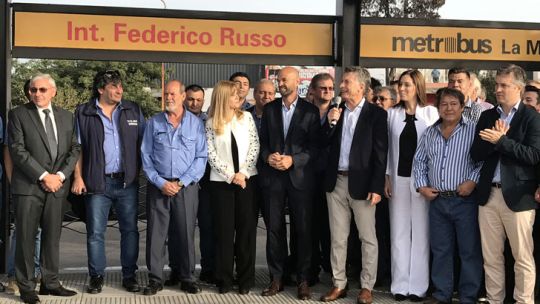Macri, acompañado de candidatos propios, inaugura una obra pública.