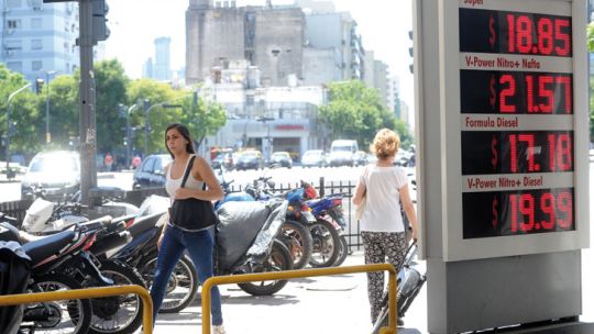 IMPACTO. Los surtidores se adaptarán a una nafta que también en la súper empezará con 2.