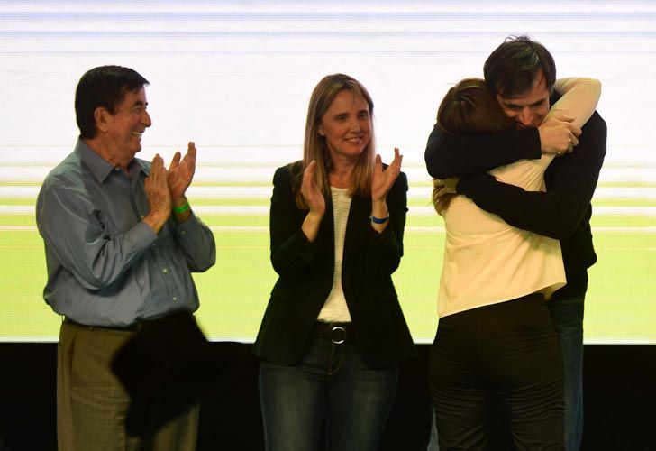 María Eugenia Vidal saluda al candidato a senador Esteban Bullrich en el escenario de Costa Salguero.