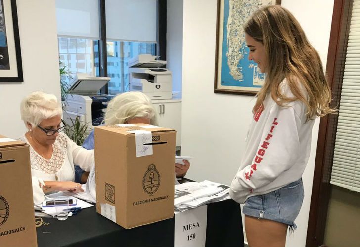 Argentinos que votaron en Miami por primera vez. 