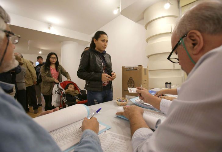 Argentinos que emitieron su voto en Madrid, España. 