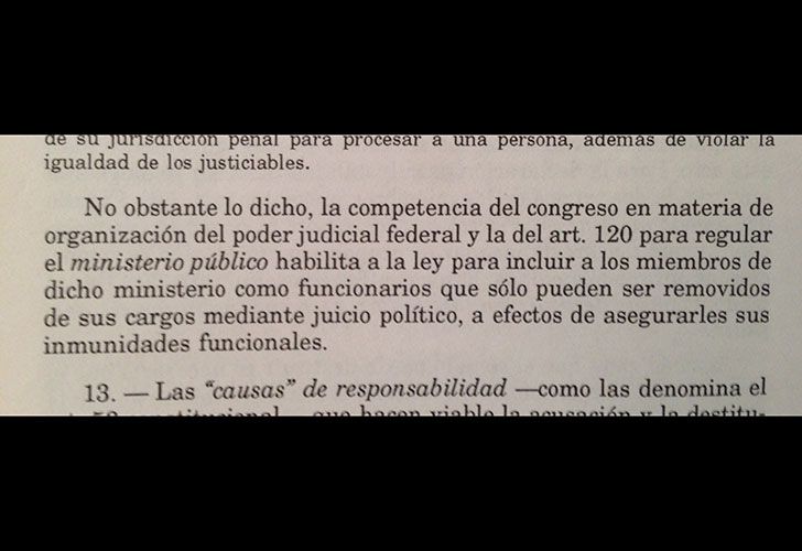 Es inconstitucional remover a Fiscales y Defensores por decreto. La Constitución en el Artículo 120 exige que las Jefas de Fiscales y Defensores sean independientes y autónomas del poder político que deben controlar y hasta investigar. 