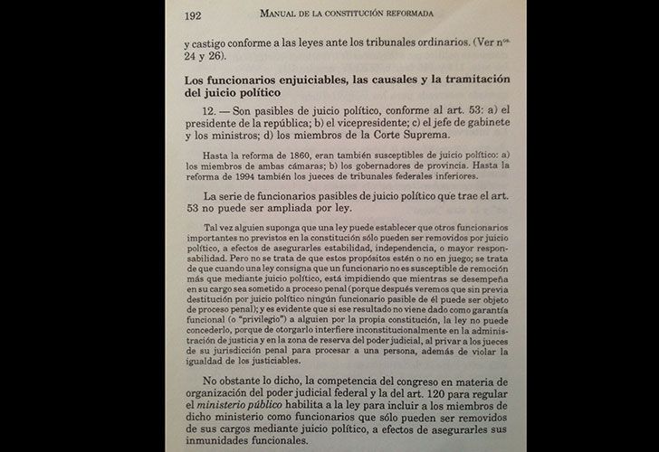 Es inconstitucional remover a Fiscales y Defensores por decreto. La Constitución en el Artículo 120 exige que las Jefas de Fiscales y Defensores sean independientes y autónomas del poder político que deben controlar y hasta investigar. 