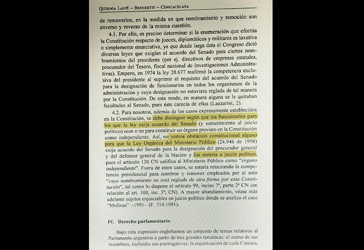 Es inconstitucional remover a Fiscales y Defensores por decreto. La Constitución en el Artículo 120 exige que las Jefas de Fiscales y Defensores sean independientes y autónomas del poder político que deben controlar y hasta investigar. 