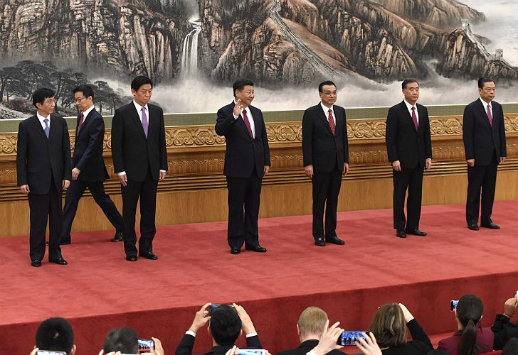 Xi Jinping asume un nuevo mandato en China y presenta al nuevo Buró Político.