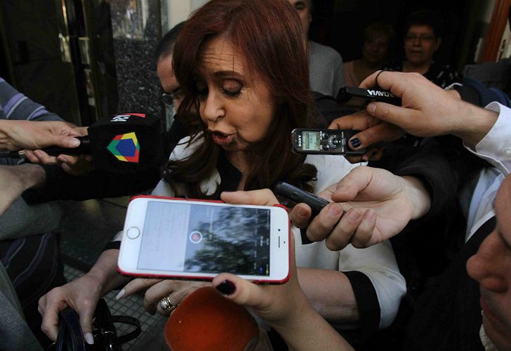 Cristina Kirchner al salir de su domicilio en Recoleta, camino a Comodoro Py.