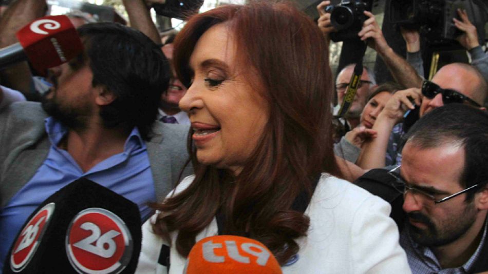 Cristina Kirchner al salir de su domicilio en Recoleta, camino a Comodoro Py.