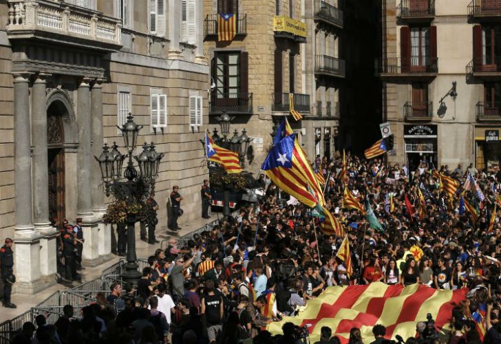 Cataluña dividida entre los que defienden la independencia y seguir en España.