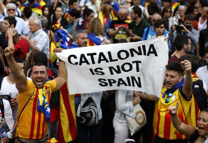 La celebración de los manifestantes independentistas tras la proclamación del Parlamento.