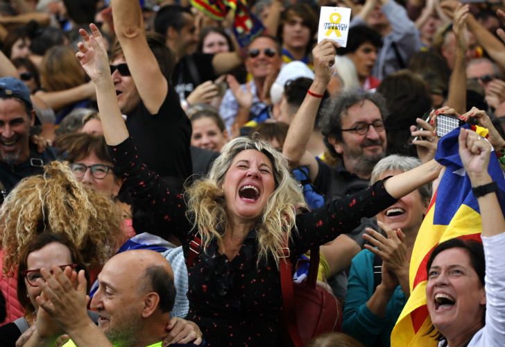 La celebración de los manifestantes independentistas tras la proclamación del Parlamento.