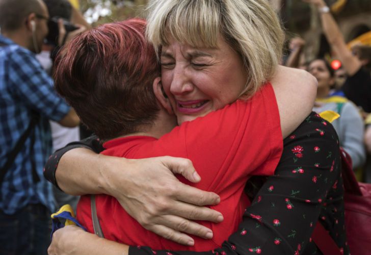 La celebración de los manifestantes independentistas tras la proclamación del Parlamento.