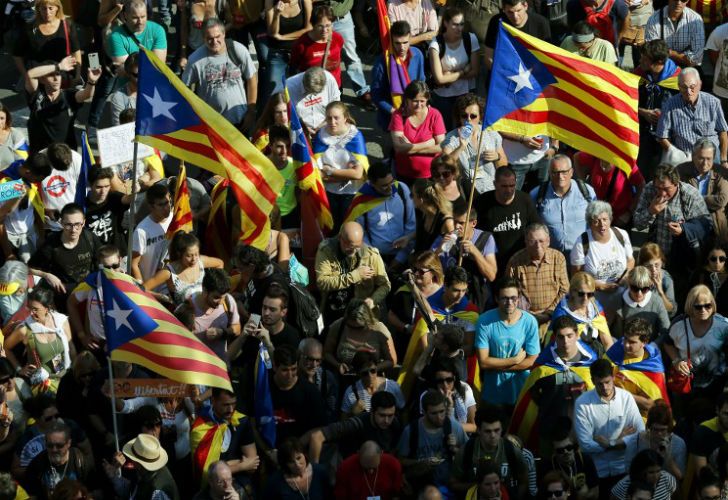 La gente celebra en las calles la proclamación de independencia de Cataluña.