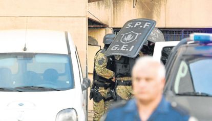 ¿VENTILADOR?. El ex ministro, debajo de escudos policiales, al ser trasladado desde los tribunales de Comodoro Py. Allí podrían desfilar ejecutivos de multinacionales.