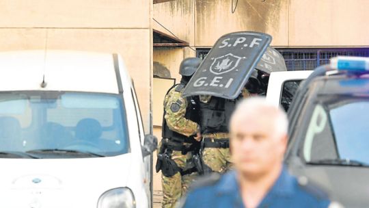 ¿VENTILADOR?. El ex ministro, debajo de escudos policiales, al ser trasladado desde los tribunales de Comodoro Py. Allí podrían desfilar ejecutivos de multinacionales.