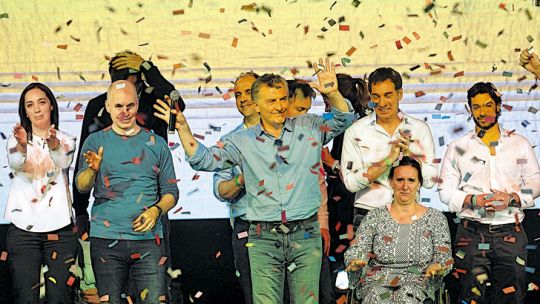 Festejo. El domingo a la noche, Macri y los principales dirigentes de Cambiemos subieron al escenario a celebrar el triunfo en Buenos Aires y otras 12 provincias.