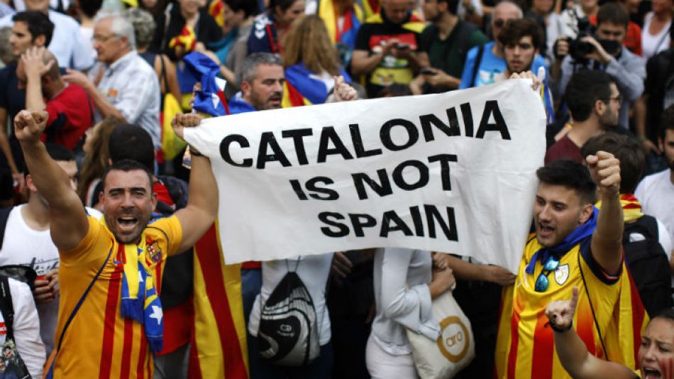 La celebración de los manifestantes independentistas tras la proclamación del Parlamento.