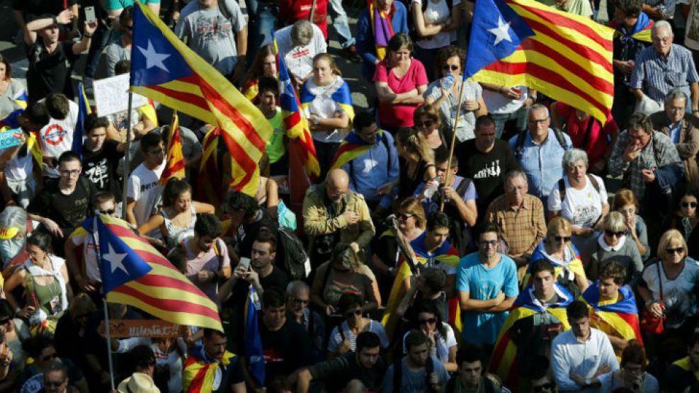La gente celebra en las calles la proclamación de independencia de Cataluña.