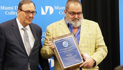 Galardón. El conductor de PPT junto al presidente del IID, Carlos Montaner, recibiendo su distinción.