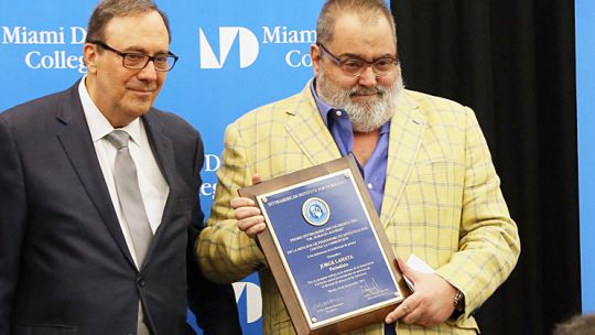 Galardón. El conductor de PPT junto al presidente del IID, Carlos Montaner, recibiendo su distinción.