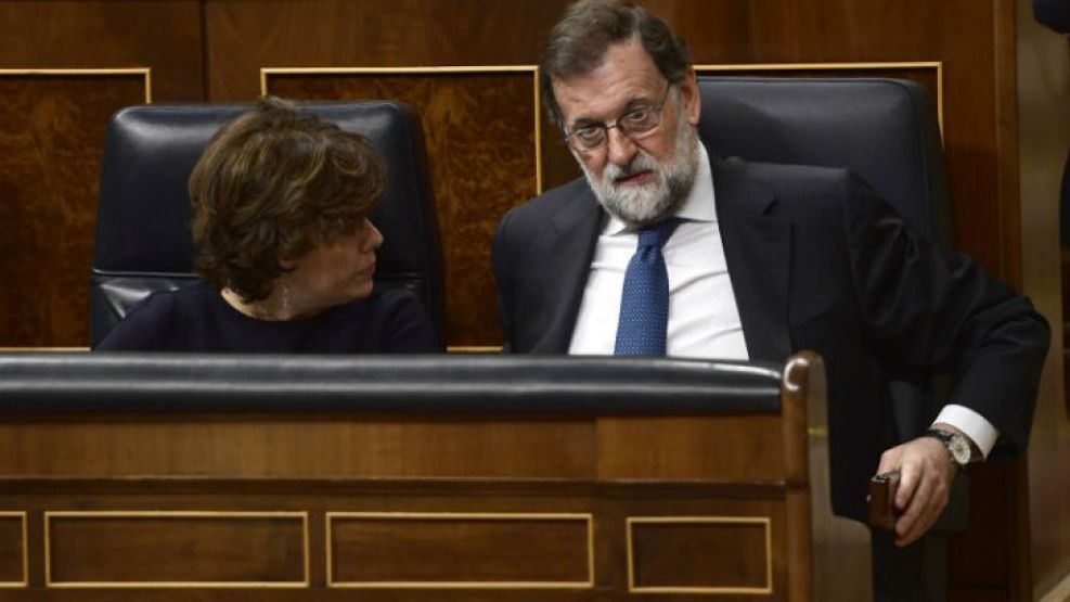 El presidente de España Mariano Rajoy junto a su vicepresidenta Soraya Sáenz de Santamaría.