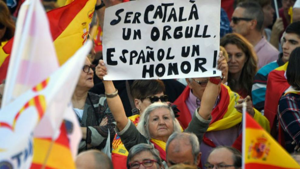 Miles de personas marcharon en Cataluña a favor de la unidad española.