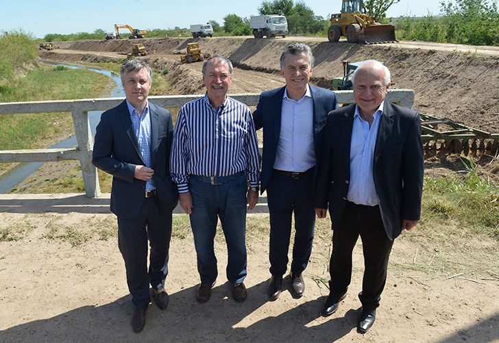 El presidente Macri supervisó el inicio de una obra hídrica que beneficiará a miles de santafesinos y cordobeses