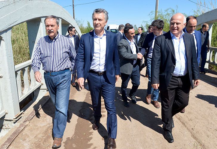 El presidente Macri supervisó el inicio de una obra hídrica que beneficiará a miles de santafesinos y cordobeses